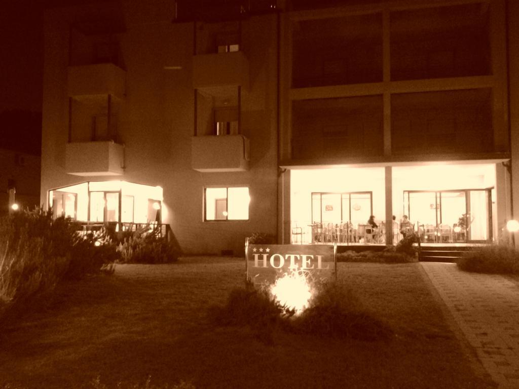 Hotel Flora มารินา ดิ บิบโบนา ภายนอก รูปภาพ